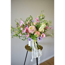 Load image into Gallery viewer, flower bouquet flower delivery/ blombukett leverans av blommor

